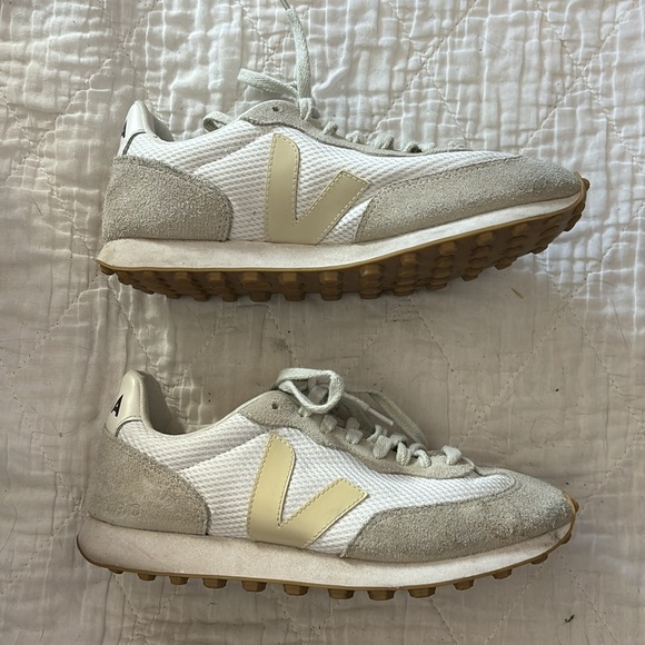 Veja sneakers size 8 women’s - Picture 2 of 5